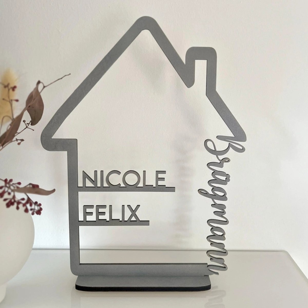 Personalisiertes Familienschild aus Holz in Hausform | Geschenk zum Einzug - LaserArt Germany