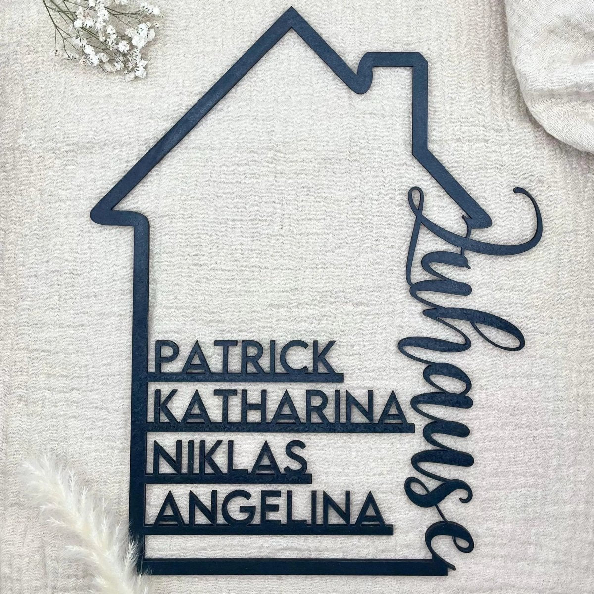 Personalisiertes Familienschild aus Holz in Hausform | Geschenk zum Einzug - LaserArt Germany