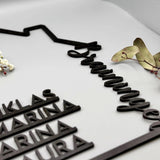 Personalisiertes Familienschild aus Holz in Hausform | Geschenk zum Einzug - LaserArt Germany