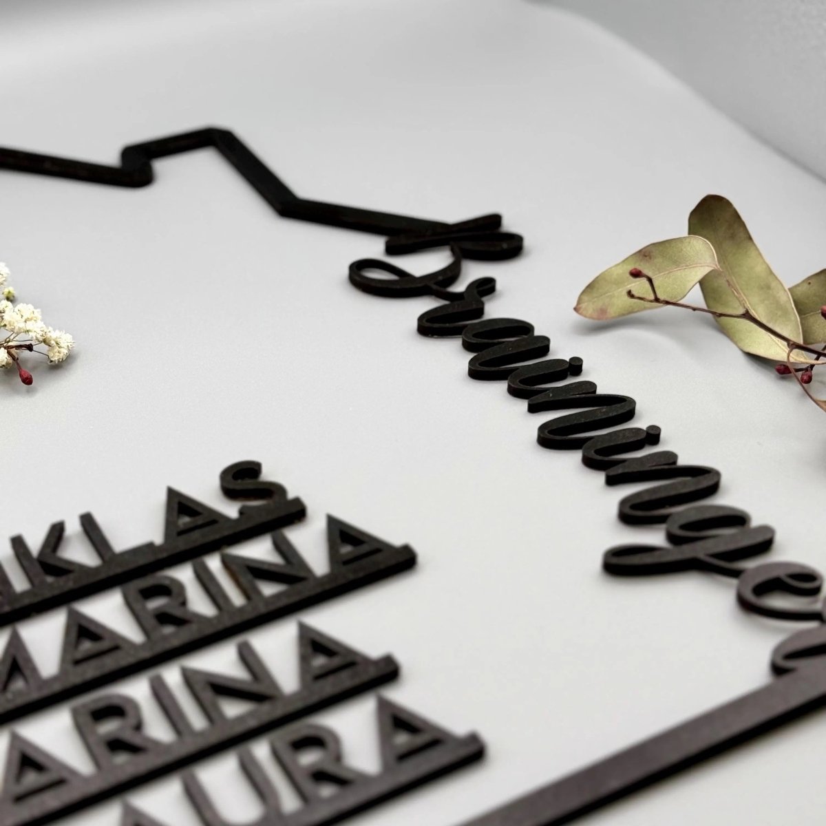 Personalisiertes Familienschild aus Holz in Hausform | Geschenk zum Einzug - LaserArt Germany