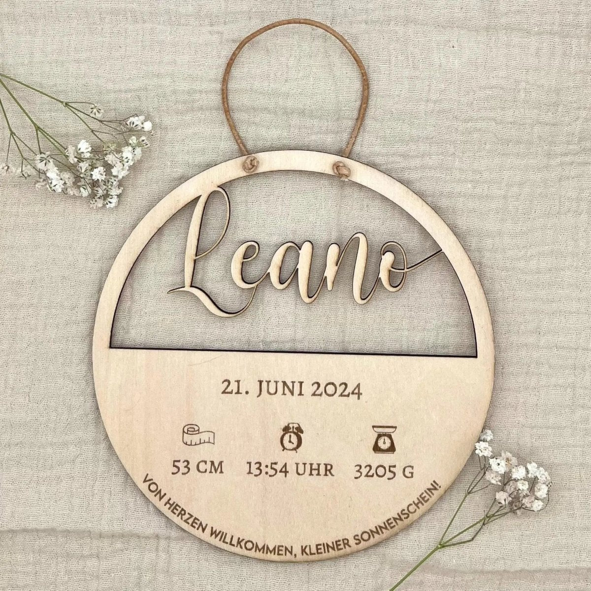 Personalisiertes Geburtsschild aus Holz mit Name und Daten als Geschenk zur Geburt - LaserArt Germany