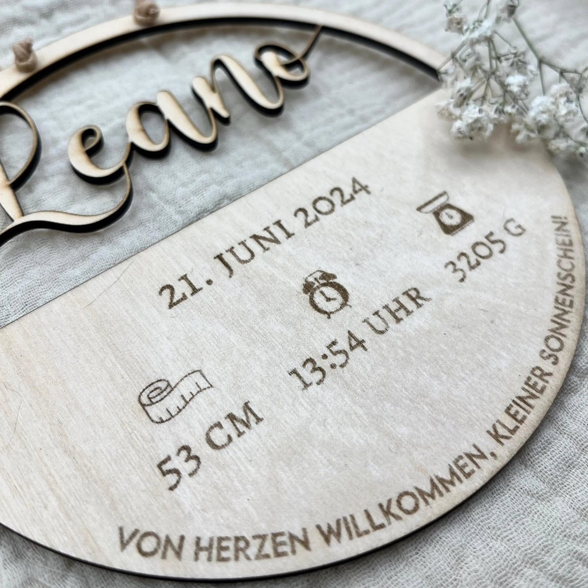 Personalisiertes Geburtsschild aus Holz mit Name und Daten als Geschenk zur Geburt - LaserArt Germany