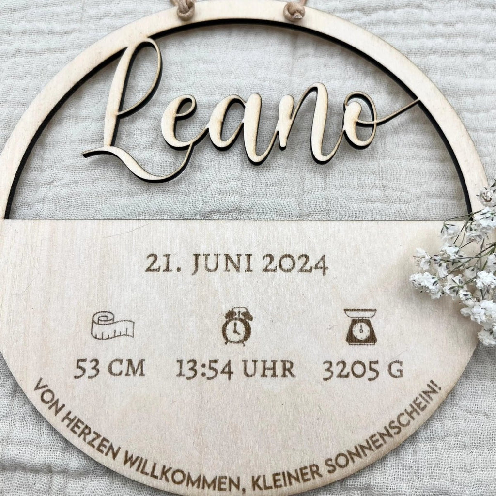 Personalisiertes Geburtsschild aus Holz mit Name und Daten als Geschenk zur Geburt - LaserArt Germany