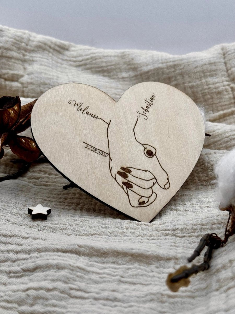 Personalisiertes Geschenk für Paare | Hand - in - Hand Motiv mit Namen - LaserArt Germany