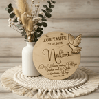 Taufgeschenk Friedenstaube aus Holz personalisiert – Rückseite des Schilds