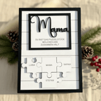 Mama Puzzle aus Holz personalisiert – Größenvergleich in der Hand