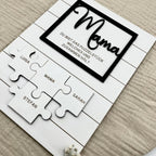 Mama Puzzle aus Holz personalisiert – Anwendungsbeispiel auf dem Tisch