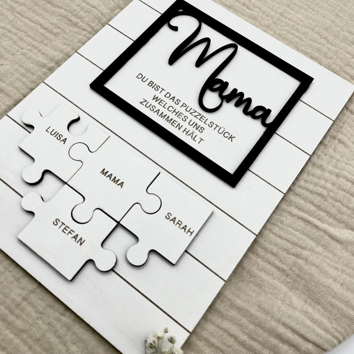 Mama Puzzle aus Holz personalisiert – Anwendungsbeispiel auf dem Tisch