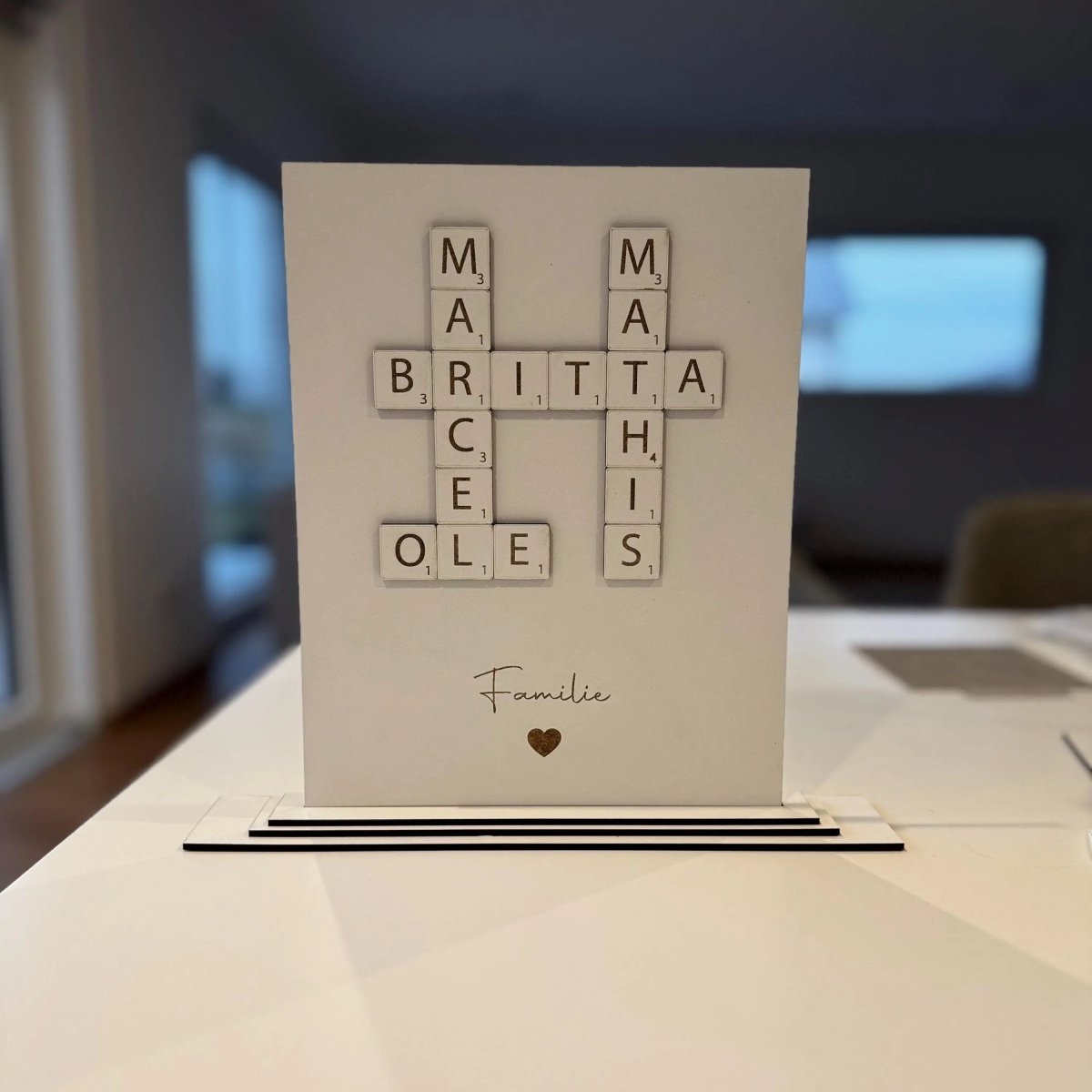 Papa Puzzle aus Holz mit Kindernamen personalisiert – Detailaufnahme der gravierten Namen
