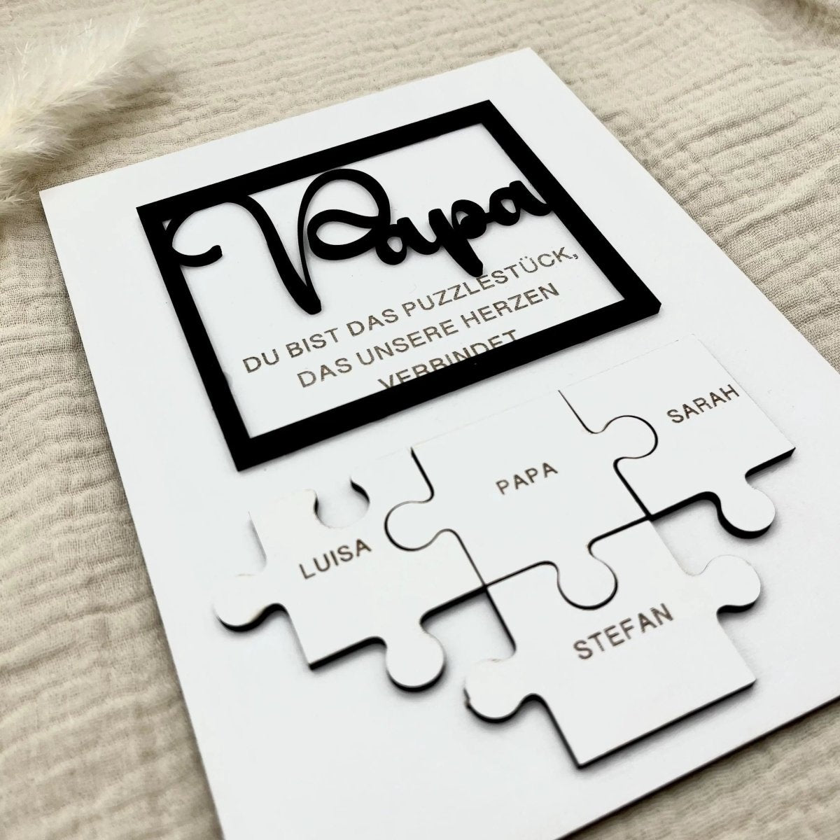 Papa Puzzle aus Holz mit Kindernamen personalisiert – Nahaufnahme der Holzmaserung