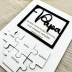 Papa Puzzle aus Holz mit Kindernamen personalisiert – Größenvergleich in der Hand