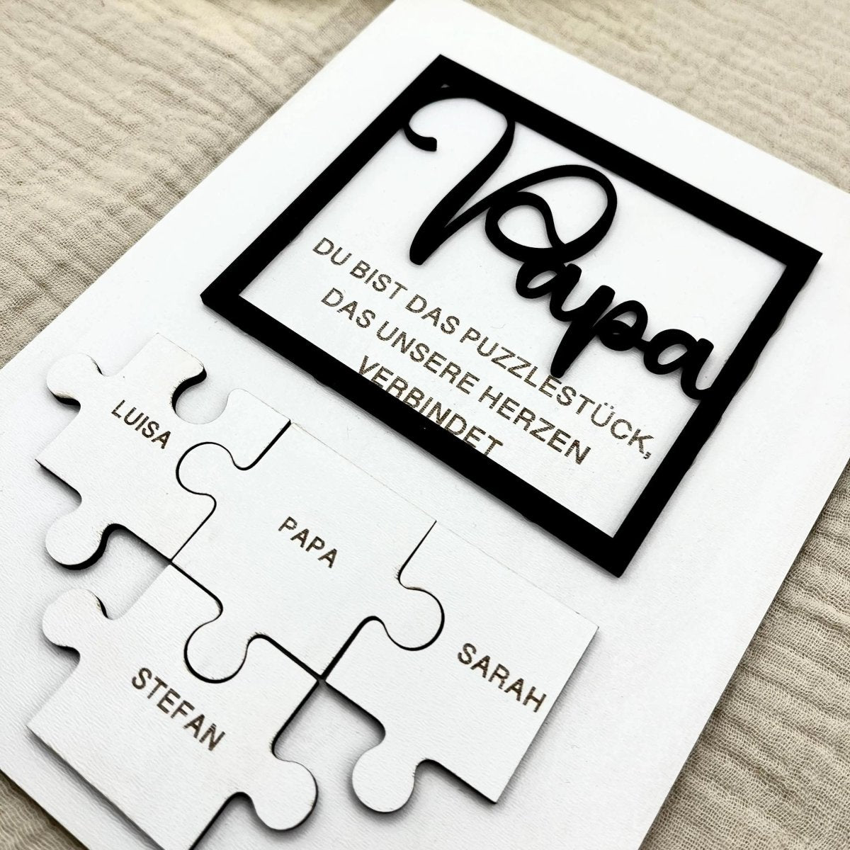 Papa Puzzle aus Holz mit Kindernamen personalisiert – Größenvergleich in der Hand