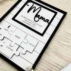 Mama Puzzle Muttertag aus Holz personalisiert – Größenvergleich in der Hand
