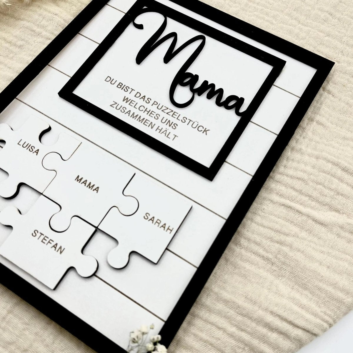Mama Puzzle Muttertag aus Holz personalisiert – Größenvergleich in der Hand