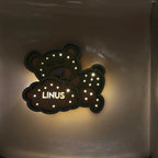 Schlummerlicht Bär aus Holz personalisiert – Rückseite mit Schalter