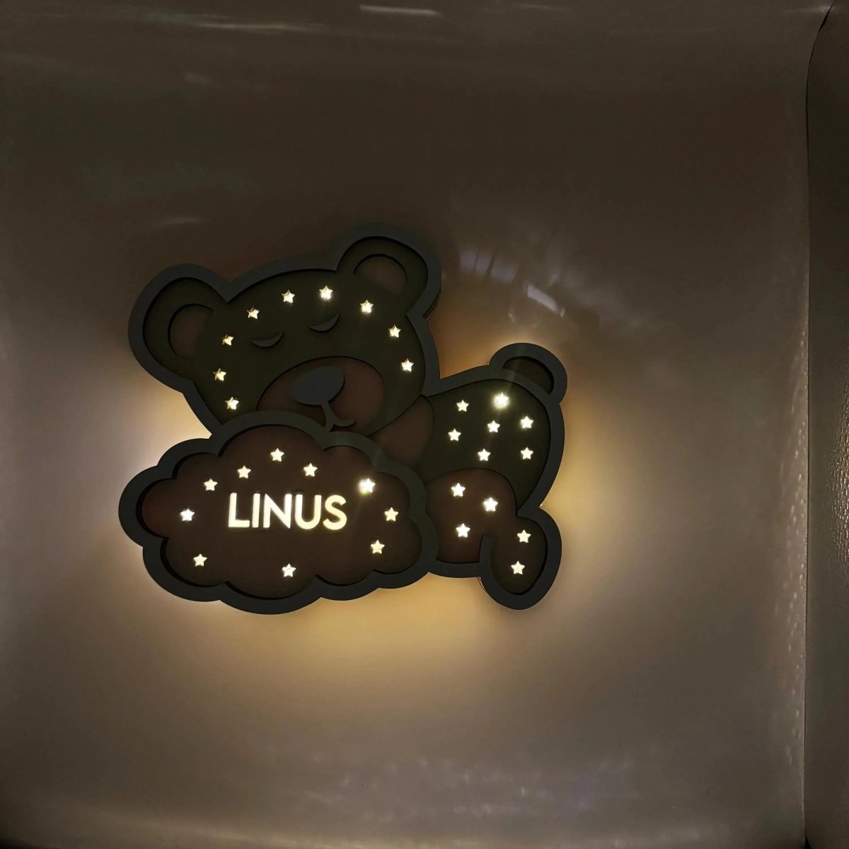 Schlummerlicht Bär aus Holz personalisiert – Rückseite mit Schalter