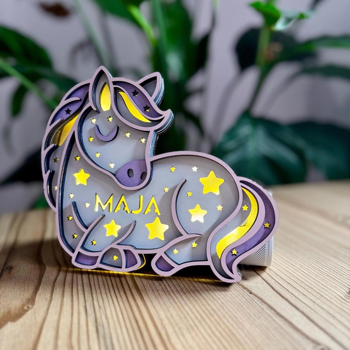 Schlummerlicht Einhorn aus Holz personalisiert – Frontalansicht beleuchtet