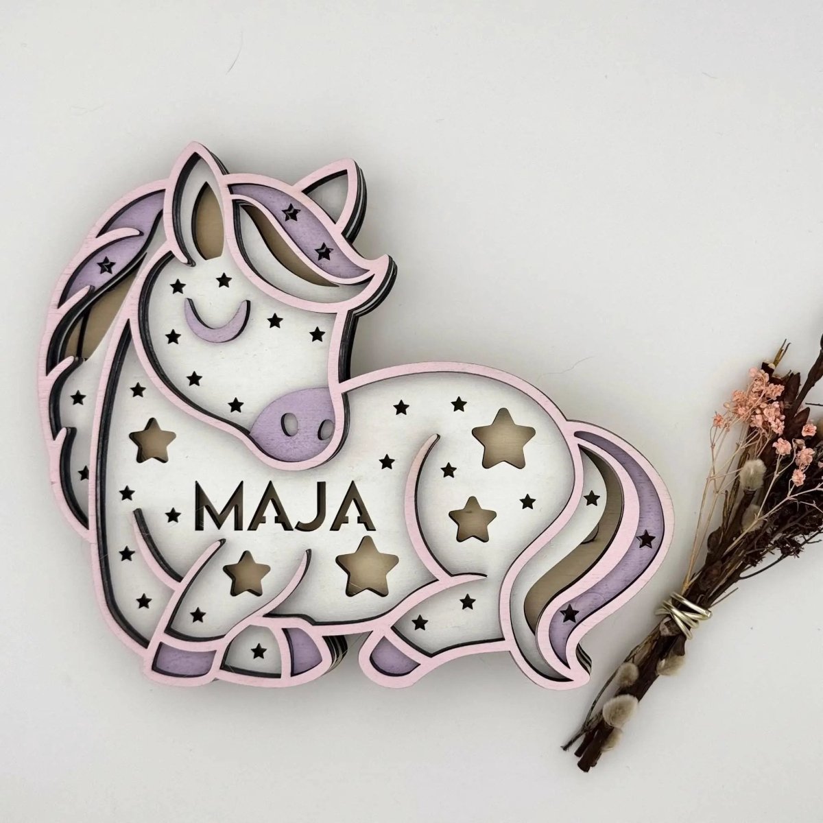 Schlummerlicht Einhorn aus Holz personalisiert – Detailaufnahme der Namensgravur