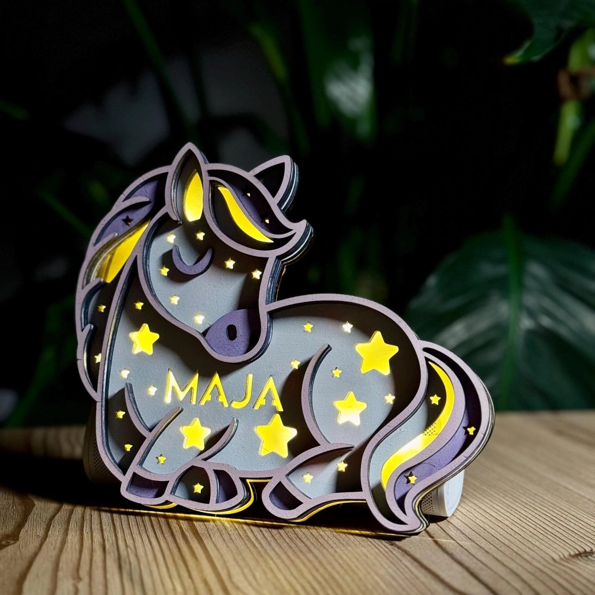 Schlummerlicht Einhorn aus Holz personalisiert – Rückseite mit Schalter
