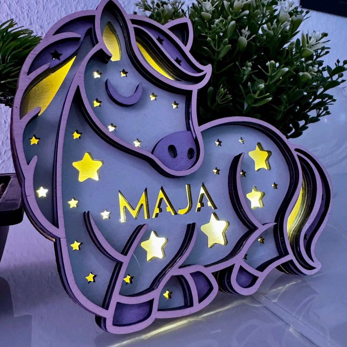 Schlummerlicht Einhorn aus Holz personalisiert – Nahaufnahme der Einhornsilhouette