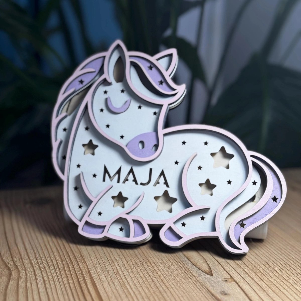 Schlummerlicht Einhorn aus Holz personalisiert – Größenvergleich auf dem Nachttisch