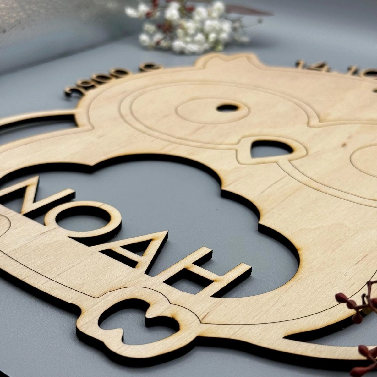 Schlummerlicht Eule aus Holz personalisiert – Detailaufnahme der Namensgravur