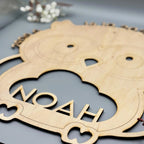Schlummerlicht Eule aus Holz personalisiert – Größenvergleich auf dem Nachttisch