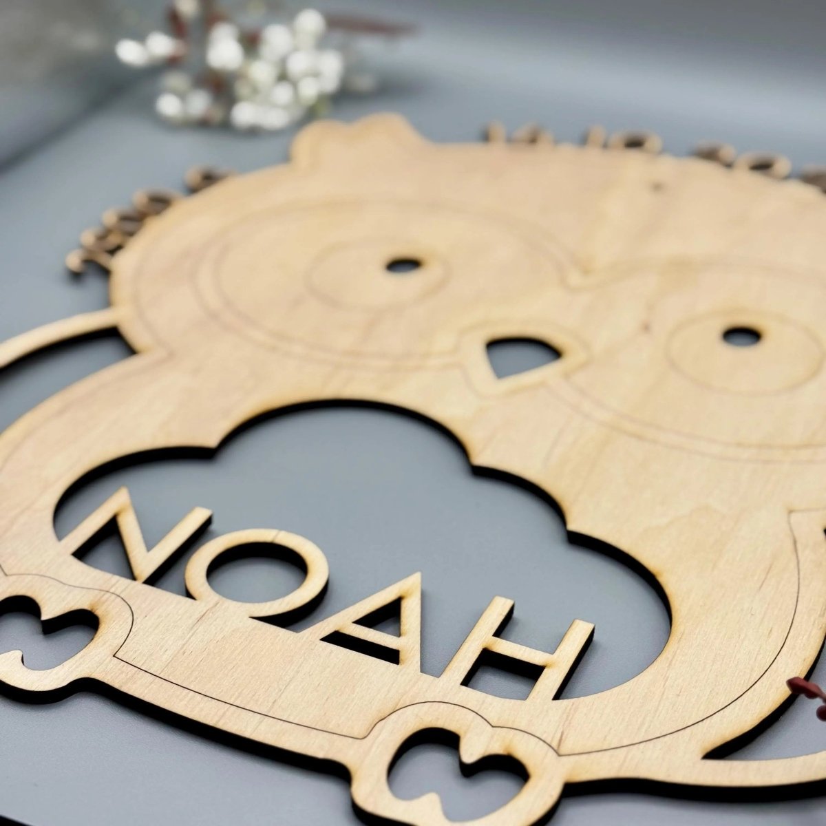 Schlummerlicht Eule aus Holz personalisiert – Größenvergleich auf dem Nachttisch