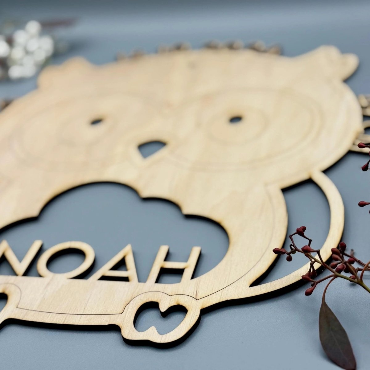 Schlummerlicht Eule aus Holz personalisiert – Frontalansicht beleuchtet