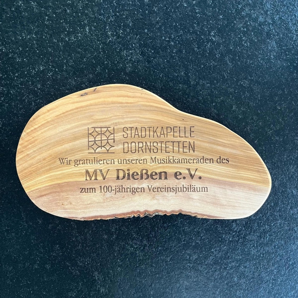 Personalisiertes Schneidebrett mit Gravur | Olivenholzbrett - LaserArt Germany