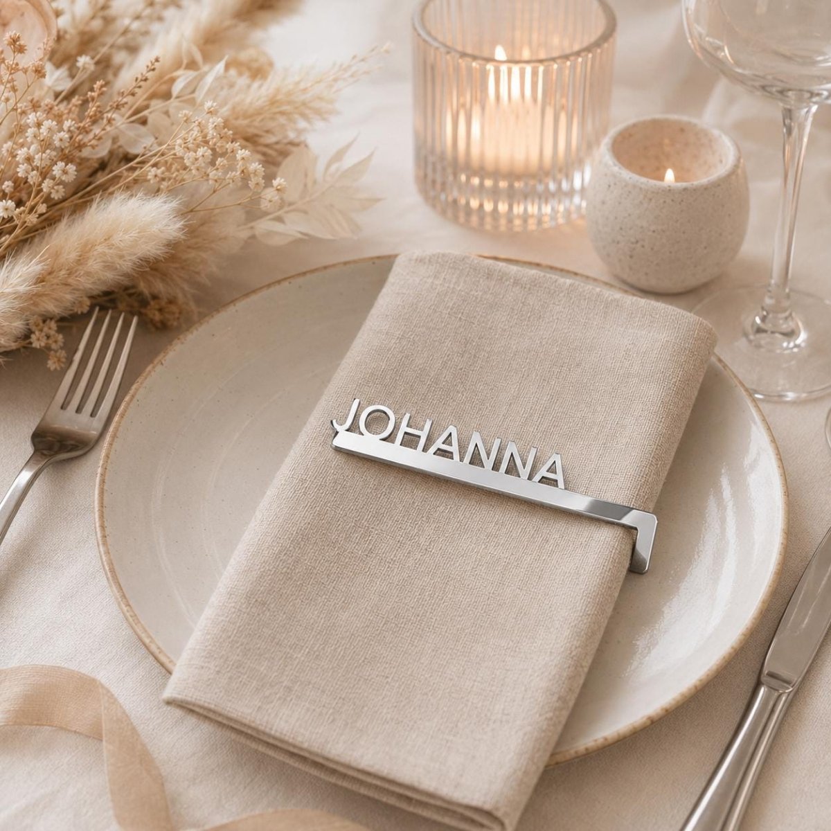 Platzkarten Hochzeit Acryl Serviettenring mit Namen – Frontalansicht am Serviettenring
