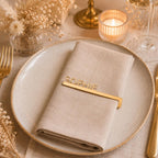 Platzkarten Hochzeit Acryl Serviettenring mit Namen – Detailaufnahme der Klemmfunktion