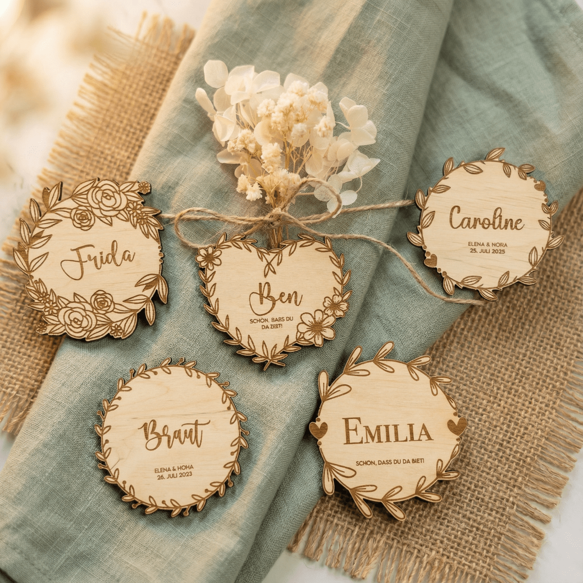 Fünf Platzkarten-Varianten aus Holz mit Namen und Blumenmotiven