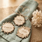 Drei Holz-Namensschilder mit Blumenmotiven als Tischdeko