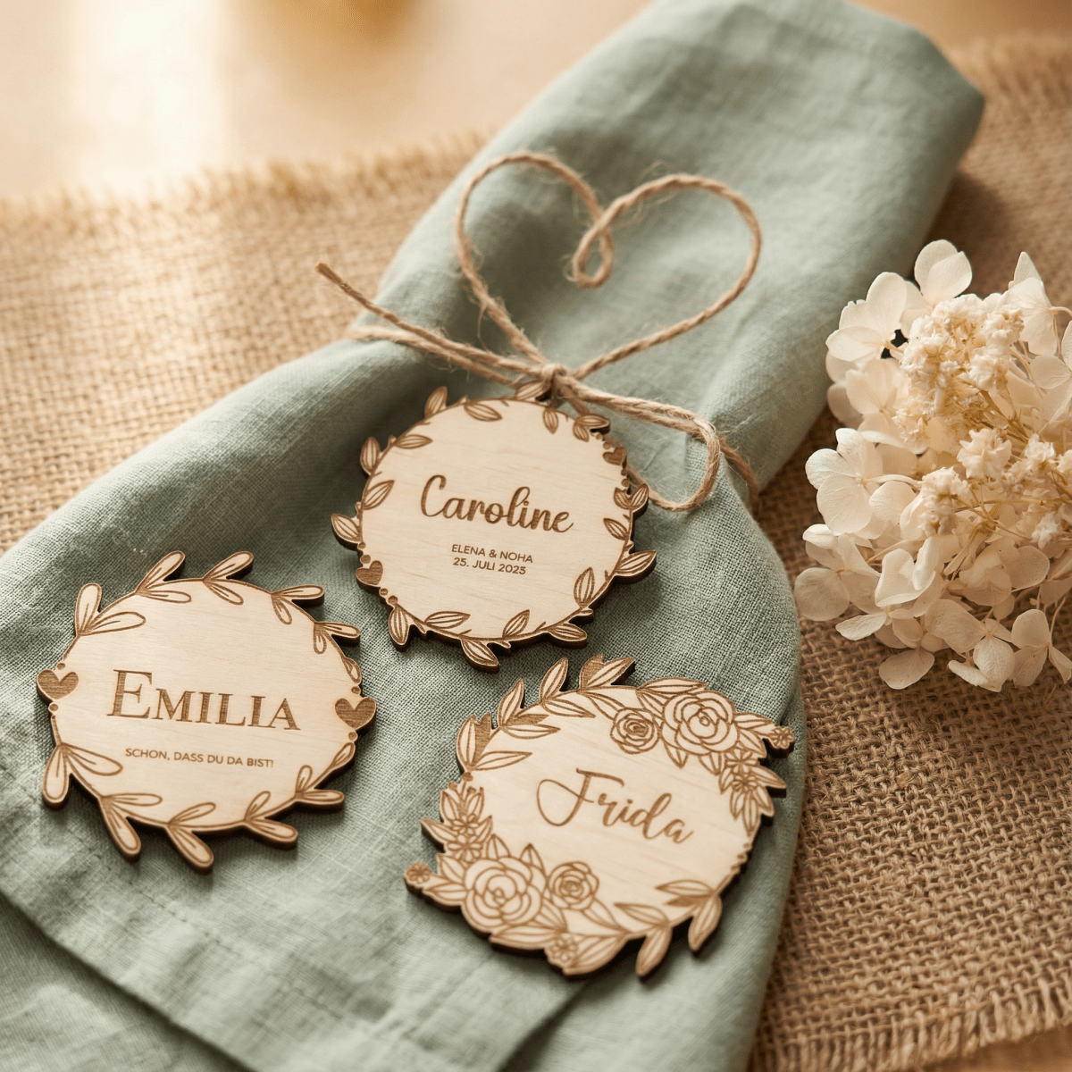 Drei Holz-Namensschilder mit Blumenmotiven als Tischdeko