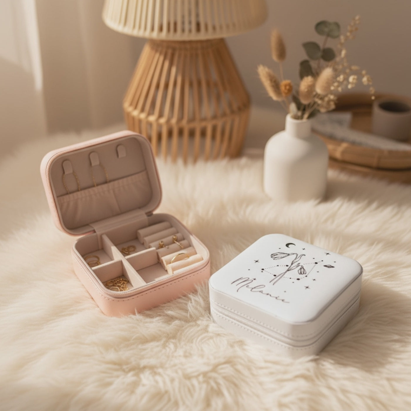 Schmuckkästchen personalisiert mit Sternzeichen, Geburtsblume & Name.