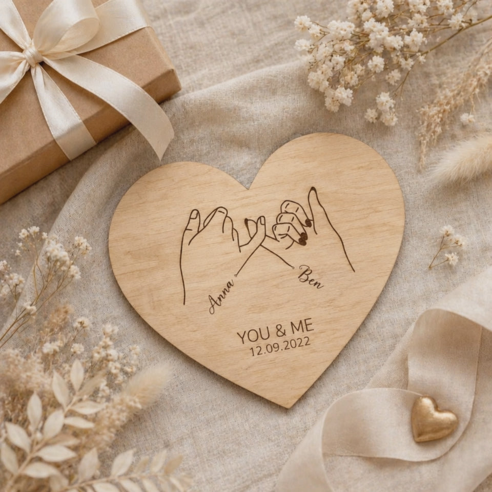 Cadeau anniversaire personnalisé | Cœur en bois main dans la main avec prénoms et date