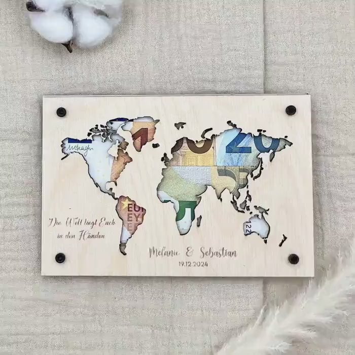 Geldgeschenk personalisierter Wunscherfüller Holz - Weltkarte.