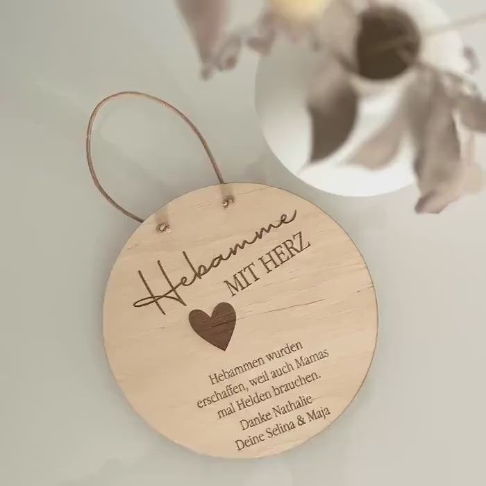 Geschenk für Hebamme | Personalisiertes Schild aus Holz | „Hebamme mit Herz“.