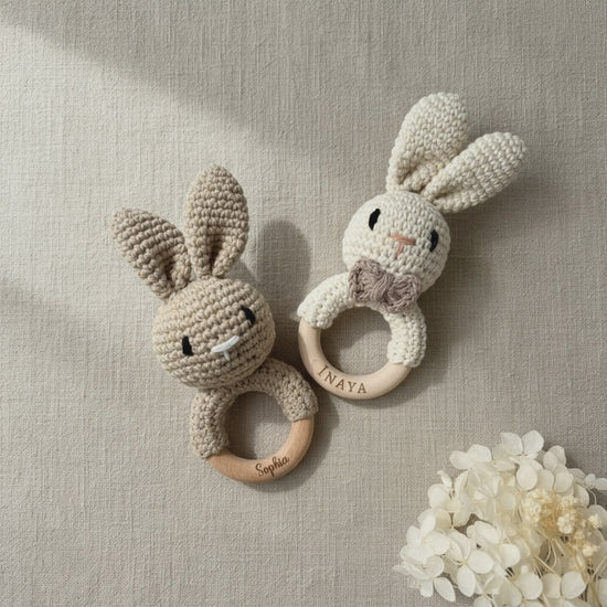 Baby Rassel personalisiert & gehäkelt | Greifling | Hase.
