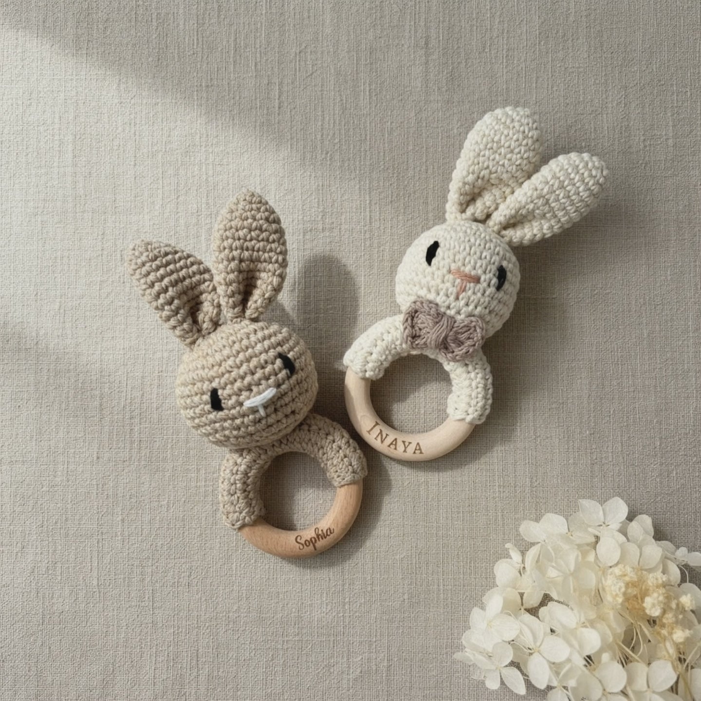 Baby Rassel personalisiert & gehäkelt | Greifling | Hase.