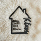 Familienschild als Haus aus Holz mit Namen