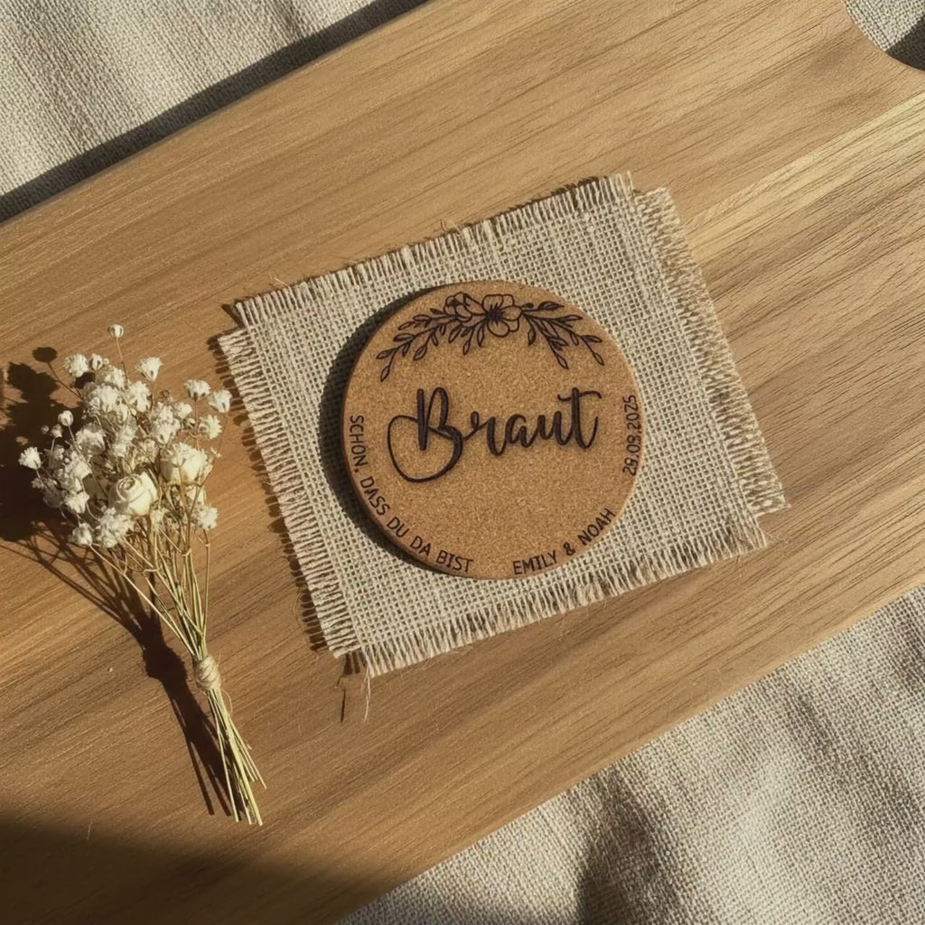 Personalisierte Namensschilder Hochzeit aus Kork | Untersetzer mit Gravur.