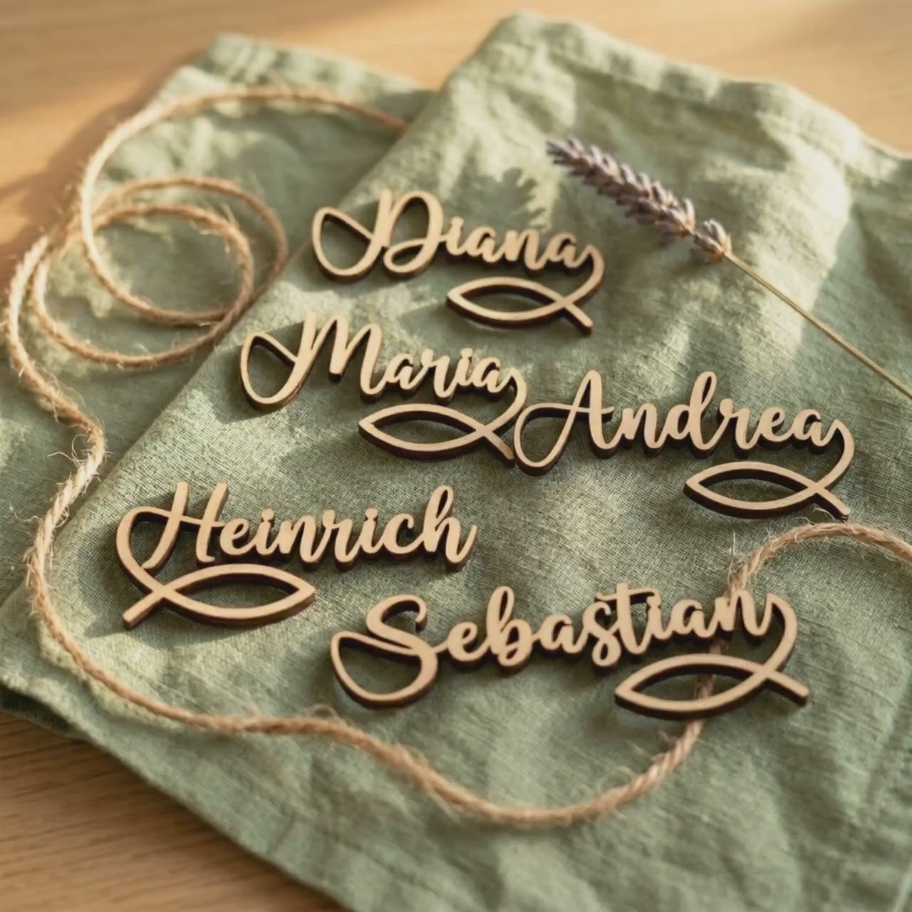 Platzkarten Taufe Holz für Gläser | Personalisierte Tischkarten Kommunion Firmung Konfirmation | Glasanhänger Name Fisch Ichthys Tischdeko
