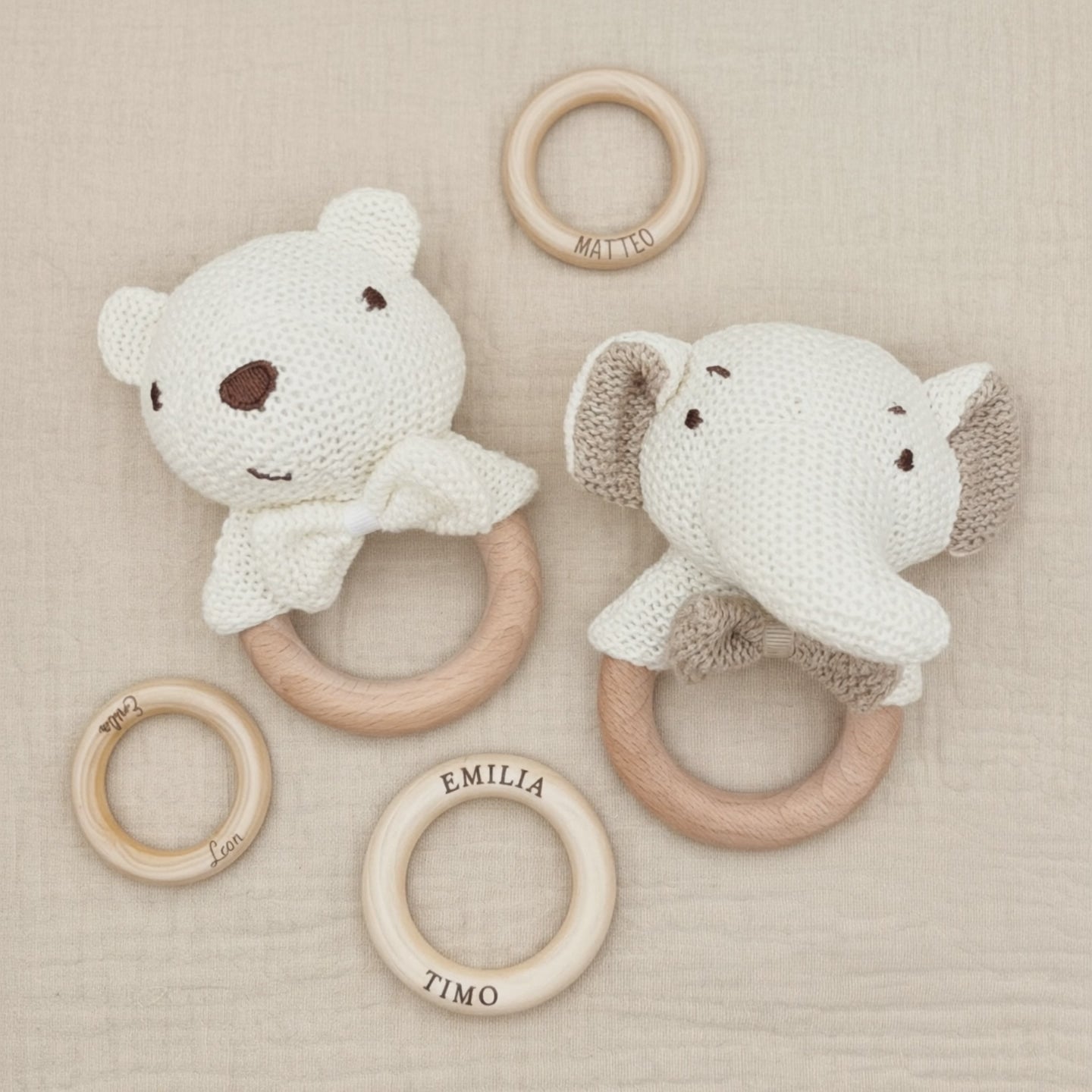 Baby Rassel personalisiert & gehäkelt | Greifling | weisse Tiere.