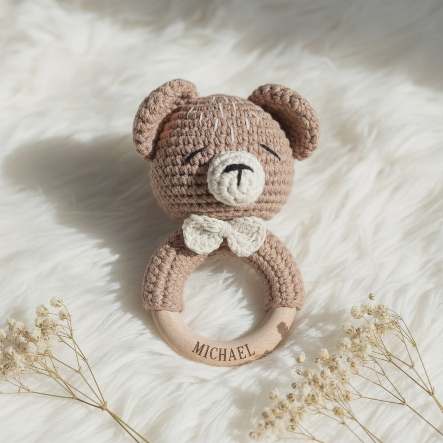 Baby Rassel personalisiert & gehäkelt | Greifling | Brauner Bär.