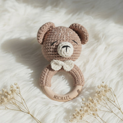 Baby Rassel personalisiert & gehäkelt | Greifling | Brauner Bär.