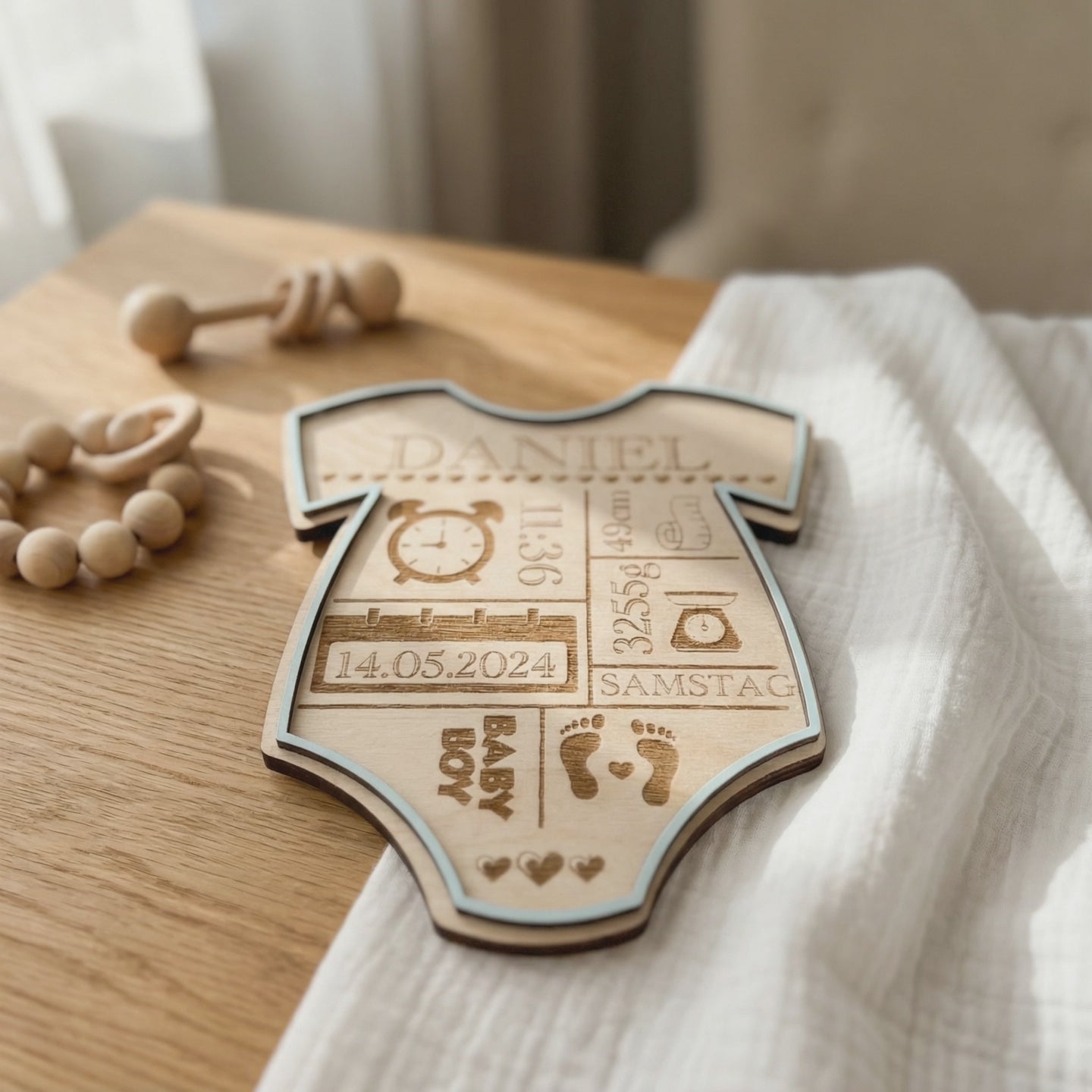 Geburtsschild Strampler | Geburtsgeschenk personalisiert aus Holz