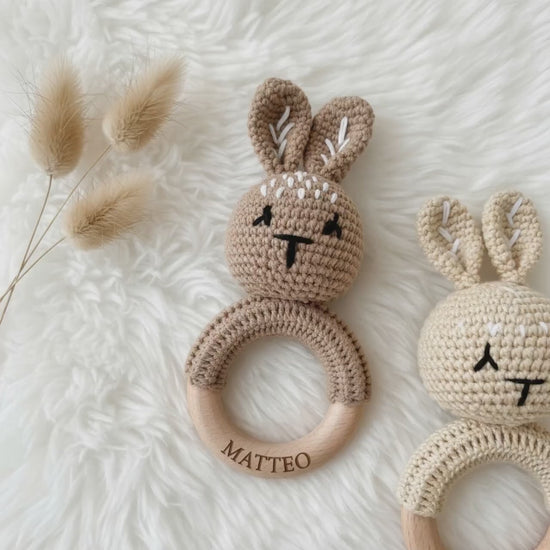 Baby Rassel personalisiert & gehäkelt | Greifling | Hasen modern.