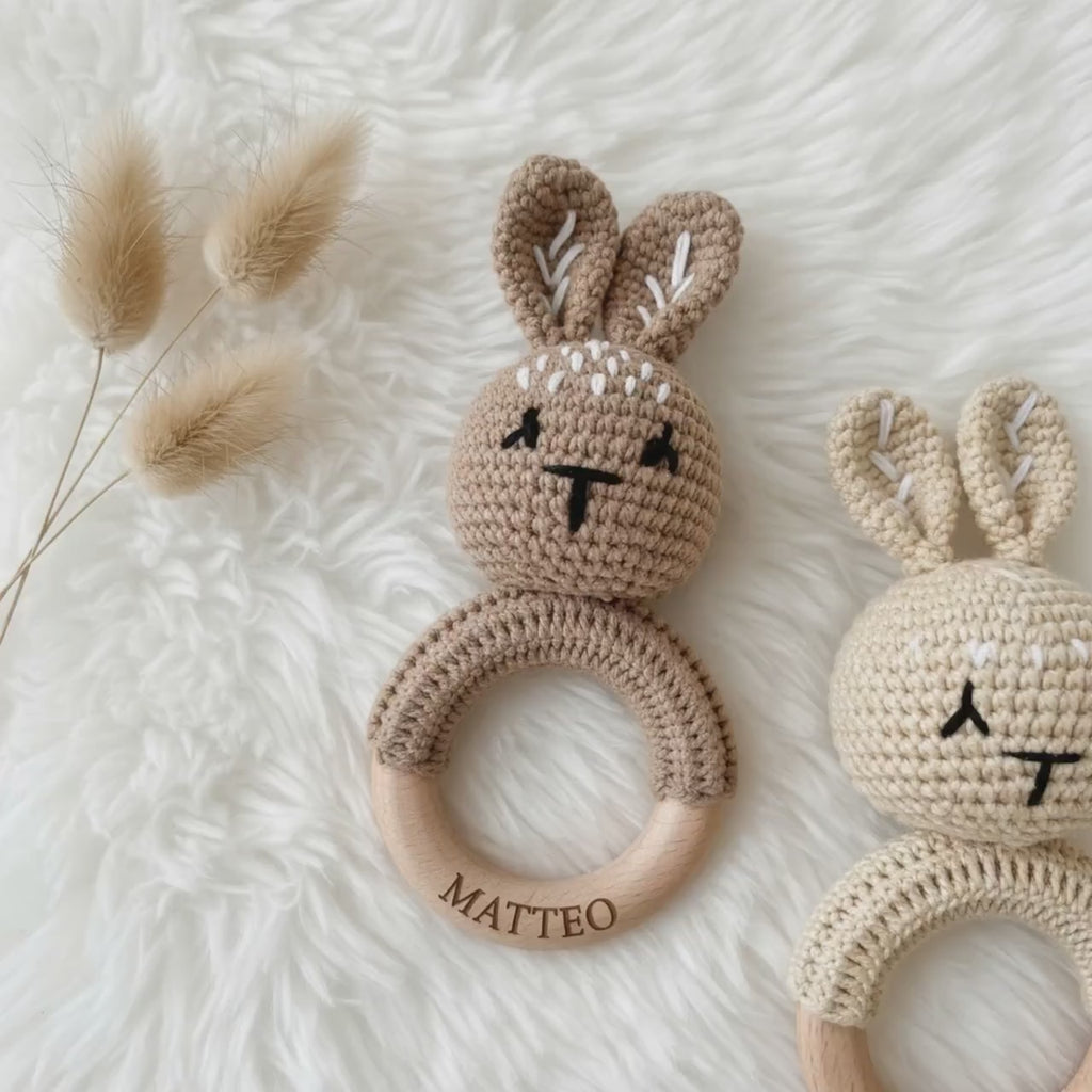 Baby Rassel personalisiert & gehäkelt | Greifling | Hasen modern.